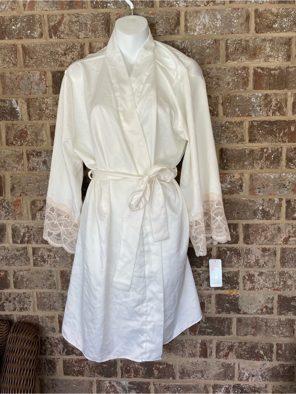 Flora By Flora Nikrooz L/XL kit matte charmeuse Robe Lace Ivory hearts $64